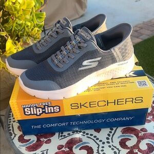 Like New Skechers Go Walk Slip-ins Blue Women’s Size 7- machine washable- inbox